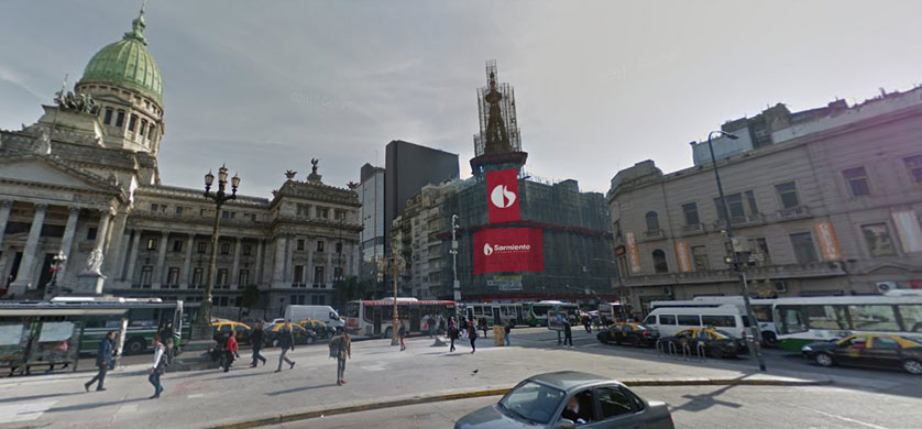 Publicidad Sarmiento instaló un gran telón en Congreso