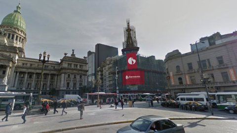 Publicidad Sarmiento instaló un gran telón en Congreso