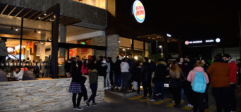 Burger King presentó nuevas BK Stacker y colabora con los bomberos