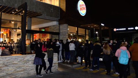 Burger King presentó nuevas BK Stacker y colabora con los bomberos