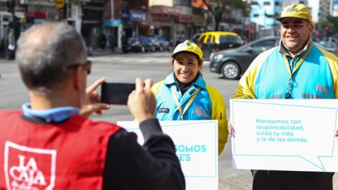 Acción de concientización de La Caja en el Día del Peatón
