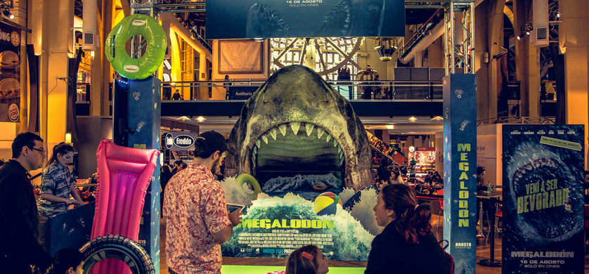 Acción en el Abasto Shopping por el estreno de Megalodón