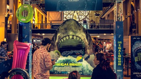 Acción en el Abasto Shopping por el estreno de Megalodón