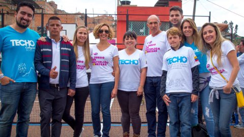 Canal Sony construyó una cancha multideportiva en Colombia
