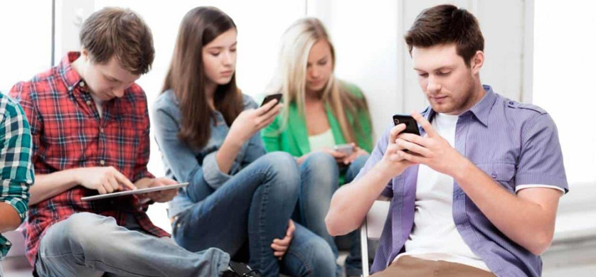 Europa: los jóvenes prefieren las redes y la prensa online para informarse