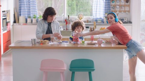 "Locutor" de J. Walter Thompson Argentina para Ilolay