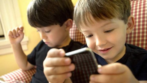 Más de la mitad de los chicos entre 3 a 5 años dominan smartphones y tabletas sin ayuda