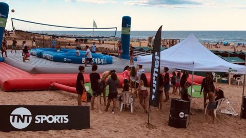 En el verano, TNT Sports lleva el deporte a las playas