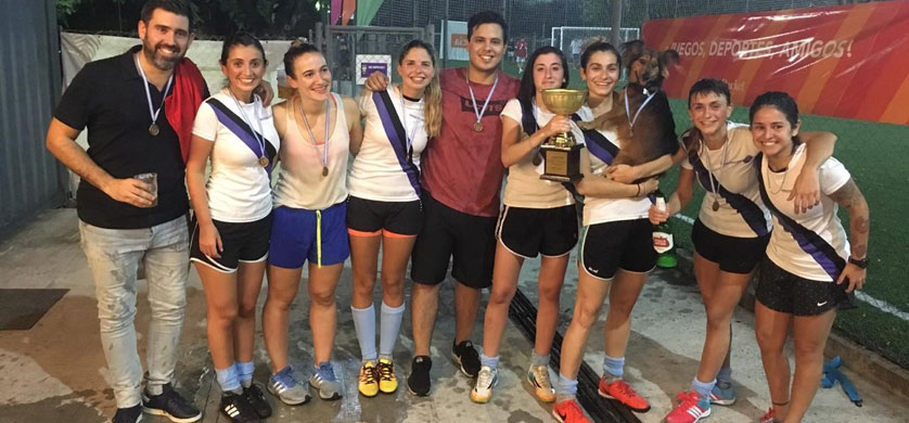 Las chicas de Mindshare ganaron el torneo de fútbol de la AAP