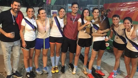 Las chicas de Mindshare ganaron el torneo de fútbol de la AAP