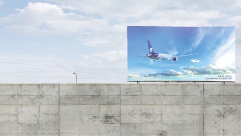 "The over the wall billboard", la campaña de Ogilvy México para AeroMéxico