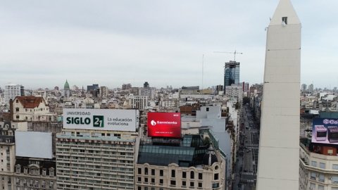 Publicidad Sarmiento instaló un Gran Formato Digital frente al Obelisco