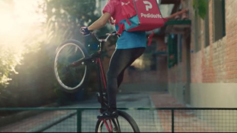 "Volá", el comercial de GUT para el relanzamiento de PedidosYa