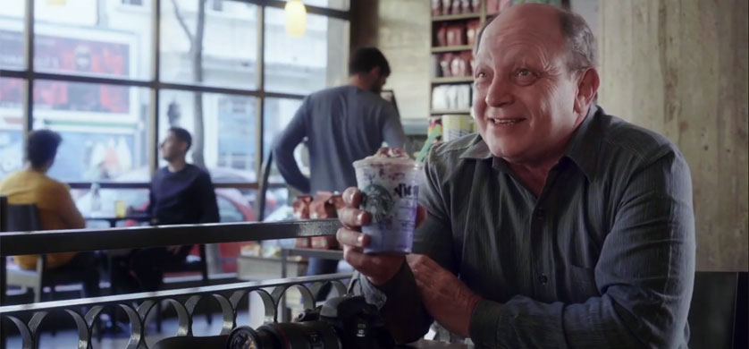 "La historia detrás de la foto", la campaña de HOY para el nuevo Starbucks Galaxy Frappuccino