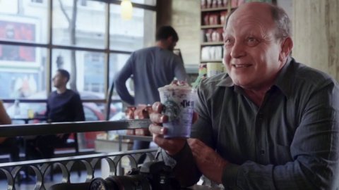 "La historia detrás de la foto", la campaña de HOY para el nuevo Starbucks Galaxy Frappuccino