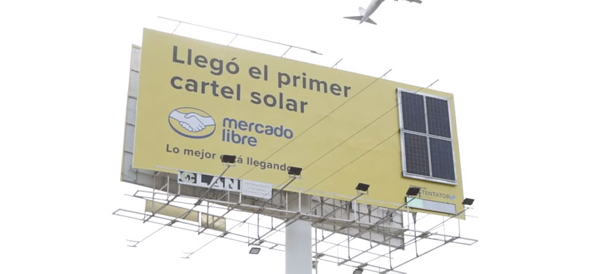 Mercado Libre instaló un cartel que utiliza energía solar para permanecer encendido
