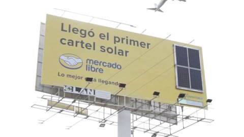 Mercado Libre instaló un cartel que utiliza energía solar para permanecer encendido