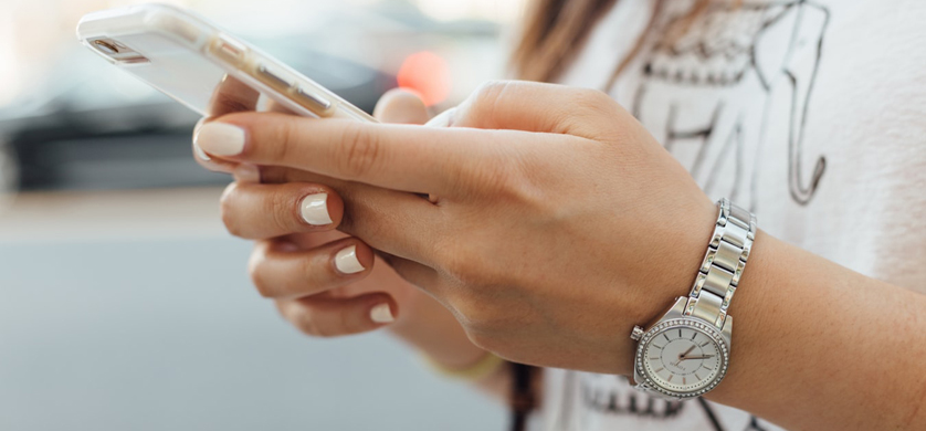 El tiempo que pasan los chicos con el celular no es tan malo como parece