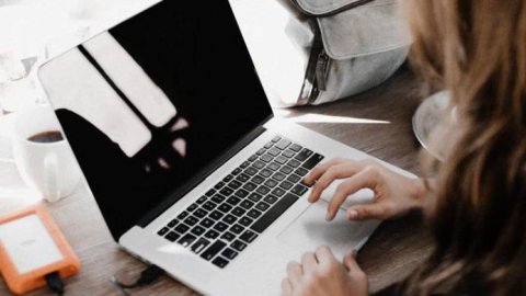 Compradores en línea: más del 40% son millennials y el 60% lo hace desde el celular