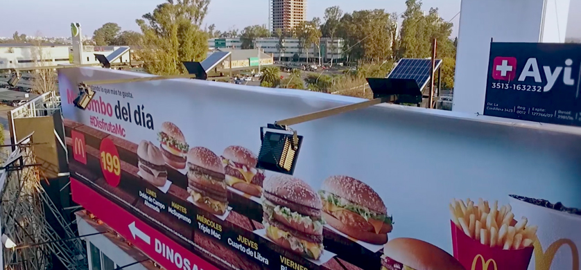 Ayi Publicidad incorpora paneles solares a sus carteles