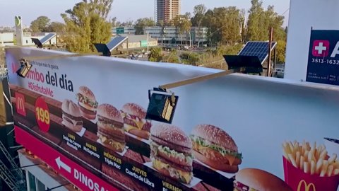 Ayi Publicidad incorpora paneles solares a sus carteles