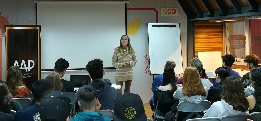 La AAP brindó charlas a más de cien jóvenes sobre inserción laboral
