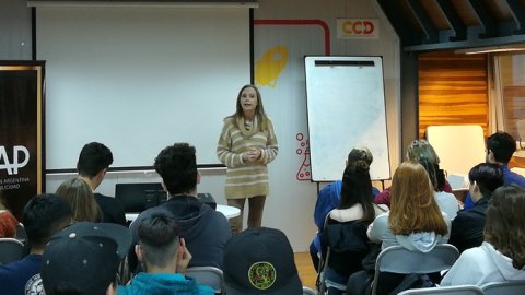 La AAP brindó charlas a más de cien jóvenes sobre inserción laboral