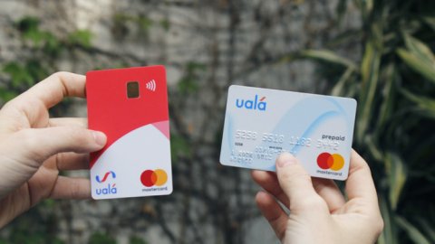Ualá lanza la primera tarjeta vertical de Argentina