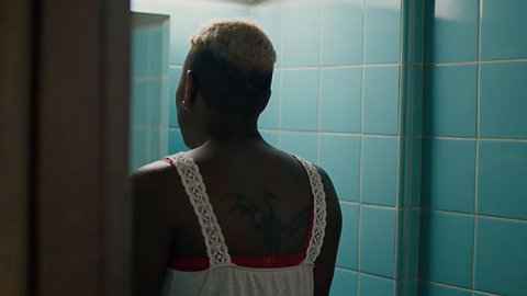 "Espaldas", la última campaña de Budweiser por el día del Orgullo LGTBQ+