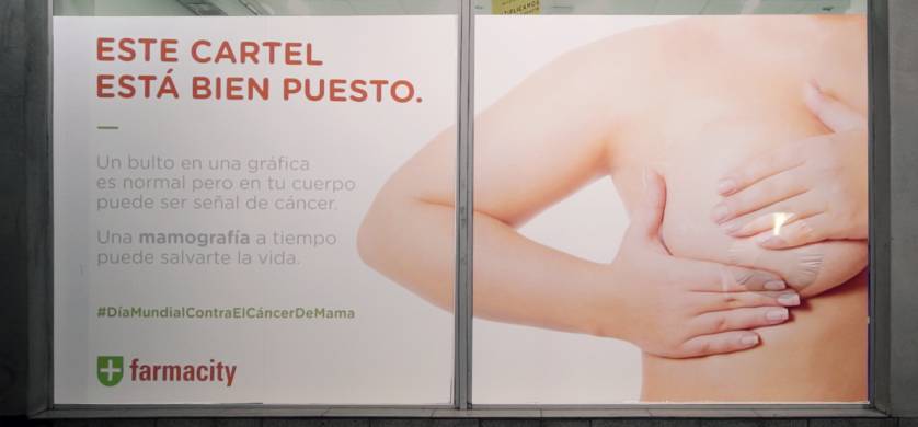 "El Cartel bien puesto", la campaña de Farmacity y Fit BBDO contra el cáncer de mama