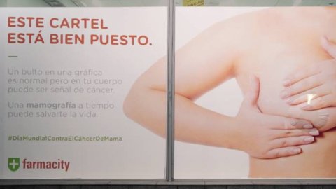 "El Cartel bien puesto", la campaña de Farmacity y Fit BBDO contra el cáncer de mama
