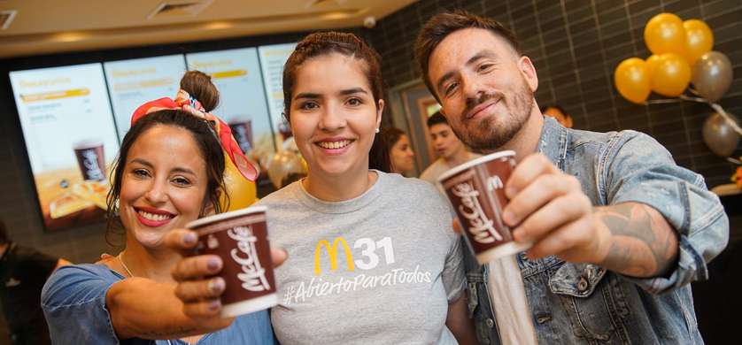 Fede Bal y Lourdes Sánchez en Barrio 31 en la Inauguración local McDonald`s