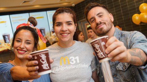 Fede Bal y Lourdes Sánchez en Barrio 31 en la Inauguración local McDonald`s