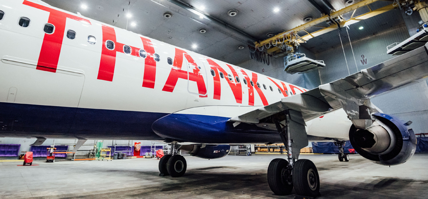 Delta presenta un avión de “agradecimiento” con los nombres de sus 90.000 empleados