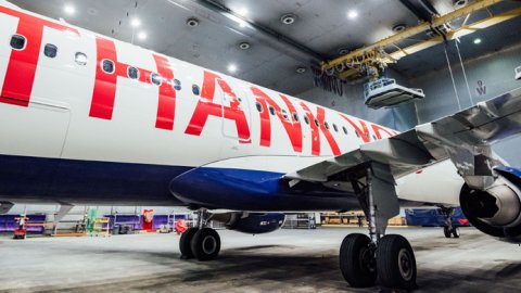 Delta presenta un avión de “agradecimiento” con los nombres de sus 90.000 empleados