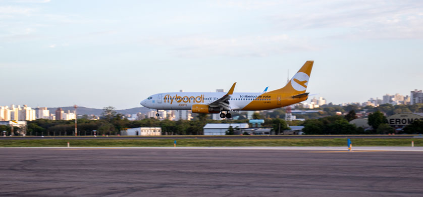 Flybondi inauguró sus vuelos a Porto Alegre