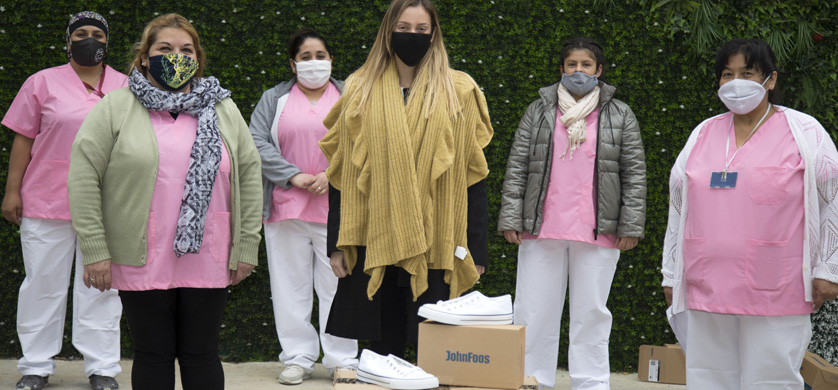 John Foos donó una producción especial de zapatillas para personal de salud