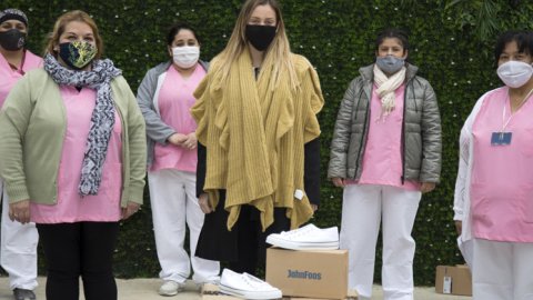 John Foos donó una producción especial de zapatillas para personal de salud