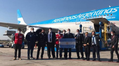 Cruz Roja Argentina recibió el primer avión con insumos