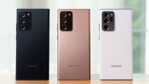 Samsung presentó su nuevo teléfono con la obra de teatro "Desmuteados"