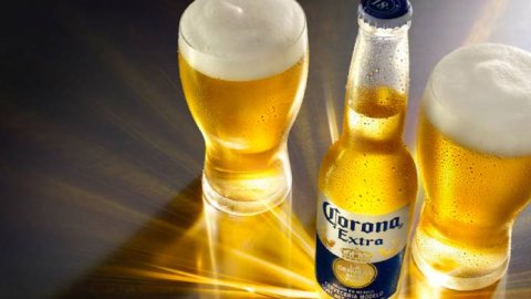 “Hechos para brillar”, la campaña de Grey Argentina para Cerveza Corona