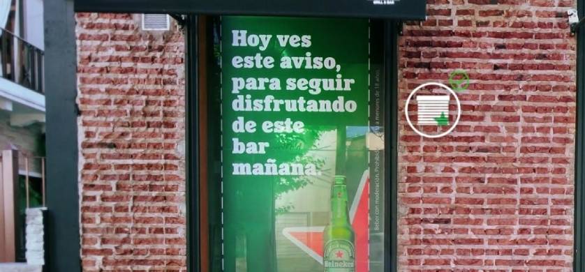 Heineken transformó la fachada de los bares en espacios de publicidad