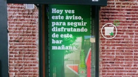 Heineken transformó la fachada de los bares en espacios de publicidad