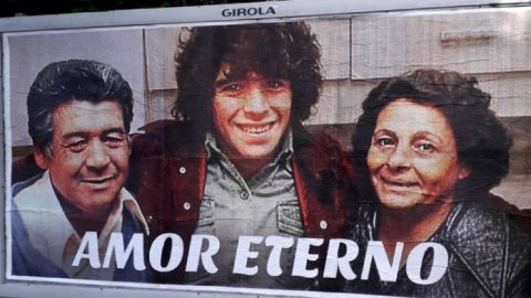 Empresas de publicidad exterior homenajearon a Maradona