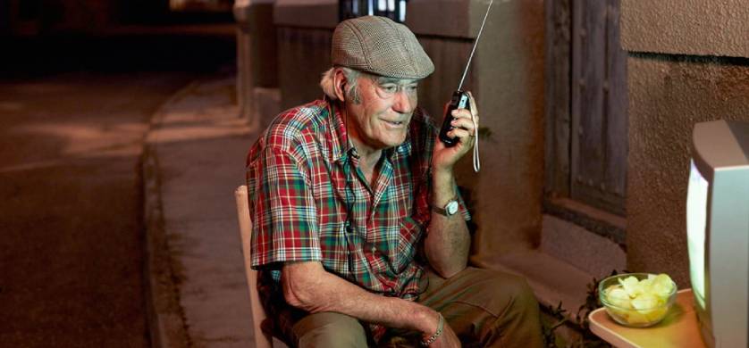 Para seguir el fútbol, la radio le gana al celular como segundo dispositivo