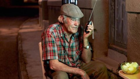 Para seguir el fútbol, la radio le gana al celular como segundo dispositivo