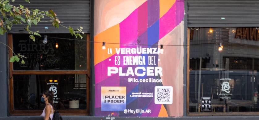 Webar saca el placer femenino a la calle para Bayer