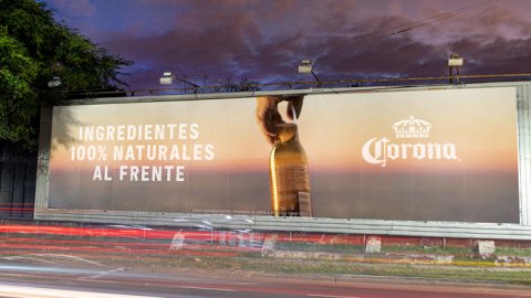 Corona esconde su logo para mostrar sus ingredientes naturales
