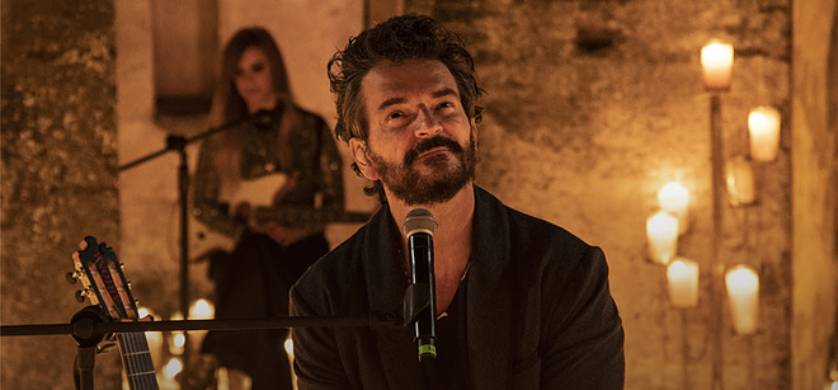 Paramount+ emitirá en exclusiva el concierto íntimo de Ricardo Arjona