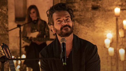 Paramount+ emitirá en exclusiva el concierto íntimo de Ricardo Arjona